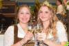 Marie Merbecks (links) stieß mit ihrer Nachfolgerin Helena Schwemmer, die nun die Krone der Seinsheimer Weinprinzessin trägt, auf eine erlebnisreiche Amtszeit an.