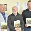 Unterstützt wurde Wolfgang Jäger (Mitte)  bei der intensiven Erarbeitung unter anderem von Charly Buld (links) und Daniel Wagner (rechts).