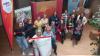 Elternbegleiterinnen aus Unterfranken vernetzen sich beim Besuch der Wanderausstellung „Familienbande“ im Landratsamt Schweinfurt.