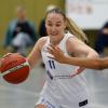 Antonia Fuchsbauer (links) von den QOOL Sharks Würzburg führt den Ball. Die Würzburgerinnen haben ihr letztes Hauptrundenspiel in Schwabach gewonnen.