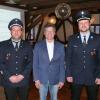 Marco Heppt (rechts) wurde vom Gemeinderat und Bürgermeister Thomas Sechser (Mitte) zum neuen federführenden Kommandanten aller Freiwilligen Feuerwehren der Gemeinde Oberaurach ernannt. Zusätzlich ist Marco Heppt erster Kommandant der Feuerwehr Kirchaich und wird dort vom stellvertretenden Kommandanten Jens Burger (links) unterstützt.