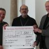 Auf dem Foto sind zu sehen von links Ehrenvorsitzender MGV Wolfgang Lurati, Abt Michael Reepen und 1. Vorsitzender MGV Heinz Dürner.
