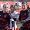 Die Abwehrspielerinnen Nadine Hilkert (links) und Leonie Uhl vom TSV Neuenstein lassen Stürmerin Julia Asam (Mitte) von den Würzburger Kickers nicht vorbei. Die Kickers-Frauen haben ihr Regionalliga-Heimspiel gegen den TSV verloren.