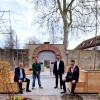  Bürgermeister Jürgen Götz, Bauamtsleiter Klaus Kaiser sowie von der LWG Freiraumplaner Dr. Claus Prinz und der Projektleiter für "Urbanes Grün" Andreas Adelsberger begutachten die Pflanzbehälter aus Douglasienholz am Ende der Oberen Maingasse vor dem Eingangstor zur Fasanenallee des Rokokogartens.