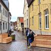 Bei Elisabeth Maseizik und Edi Eichelmann (im Bild), die hier gleich um die Ecke wohnen, stößt die massive Einschränkung des Straßenraums und die damit entstandene Engstelle auf Unverständnis aufgrund der Menschenmassen, die in der warmen Jahreszeit über die Obere Maingasse zum Hofgarten strömen und nach Fertigstellung des Höchheimer Steges erwarten sie in der Gasse eine erhebliche Zunahme des Radfahrverkehrs. Bei Elisabeth Maseizik und Edi Eichelmann (im Bild), die hier gleich um die Ecke wohnen, stößt die massive Einschränkung des Straßenraums und die damit entstandene Engstelle auf Unverständnis aufgrund der Menschenmassen, die in der warmen Jahreszeit über die Obere Maingasse zum Hofgarten strömen und nach Fertigstellung des Höchheimer Steges erwarten sie in der Gasse eine erhebliche Zunahme des Radfahrverkehrs.