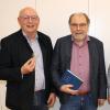Die Gesprächsleiter Rainer Ziegler (links) und Friedrich Lösch (rechts) mit dem Referenten des letzten Abends Prof. Dr. Bernhard Heininger (Mitte).