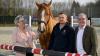 Der Reitverein feiert in diesem Jahr sein 75. Jubiläum. Das Foto zeigt (von links): Schatzmeisterin Annett Herold-Behl, Pächter und Reitlehrer Lars Niebuhr und den 1. Vorsitzende Jochen Klingler zusammen mit Pferd Zacharias auf dem Gelände des Reitvereins in Würzburg.