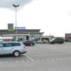 Rechts vom Edeka-Markt soll die bis zu 100 Meter lange und bis zu drei Meter hohe Lärmschutzmauer gebaut werden.