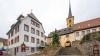 Das Frühmessnerhaus (links) in Güntersleben ist saniert worden. Es bildet mit St.-Maternus-Kirche, Schule, Rathaus und Pfarrhof ein das Zentrum von Güntersleben.