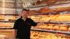 Marc Scheller aus Hammelburg verkauft in seiner Bäckerei Schwab selbstgemachte Backwaren. Damit ist er einer der wenigen, die das Handwerk noch ohne große Hilfe von Maschinen ausübt.