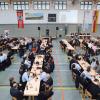 Der Kreisfeuerwehrtag 2024 fand in der Sporthalle am Sonnenstuhl in Randersacker statt. Rund 300 Vertreterinnen und Vertreter von Feuerwehren, Rettungsdiensten, Behörden und Politik waren gekommen, um sich zu aktuellen Themen rund das Thema Feuerwehr auszutauschen.