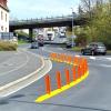 Vor dem Restaurant-Hotel Etna wurde für den von der Kreisstraße WÜ3 in den Veitshöchheimer Altort abfließenden Verkehr die Fahrbahn durch gelbe Leitschwellen mit roten Leuchtbügeln eingeengt.