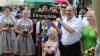 Mittendrin statt nur dabei: Hubert Aiwanger beim Besuch der Fütterseer Schützen im Sommer 2022 an der Seite von Landrätin Tamara Bischof.