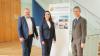 Bettina Gardenne (Mitte) ist seit 2024 die neue Geschäftsführerin der Region Mainfranken GmbH. Der aktuelle Vorsitzende, Würzburgs Landrat Thomas Eberth, und dessen Stellvertreter, Schweinfurts Oberbürgermeister Sebastian Remelé (rechts) freuen sich auf die gemeinsamen Aufgaben.