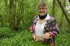 Erika Werner inmitten eines Bärlauchfeldes im Spitalwald. Die Aufnahme entstand im April 2023.