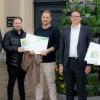Ökologische Selbstverpflichtung: Geschäftsführer Olaf Brückl, Sebastian und Christian Thiel von No.1 Dienstleistungen Thiel, Bürgermeister Martin Heilig und Dr. Stefan Müssig, 1. Vorsitzender des Förderkreis Umweltschutz Unterfranken bei der Urkundenverleihung im Rahmen des Programms „Umwelt- und Klimapakt Bayern“.