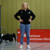 Sharks-Trainerin Janet Fowler-Michel schaut beim Spiel ihrer Mannschaft zu.