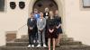 Pfarrer Simon Gahr mit den Sickershäuser Konfirmanden 2024: Ben Brühler, Janosch Heinkel, Enrico Güldner sowie Felicity und Olivia Huber.