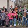 Die Schwemmelsbacher Klapperer. Meist waren es um die 20 Kinder und Jugendliche, die bei Wind und Wetter ihre Tour durch das Dorf liefen.