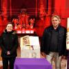 Nach dem Ende des Konzerts stellen sich Pfarrer Tobias Wölfel, Alexandra Göbel, Regionalkantor Peter Rottmann und Pfarrer Thomas Amrehn der Fotografin. Beide Priester freuen sich über den Austausch der von Alexandra Göbel gestalteten Osterkerzen als Zeichen des gemeinsamen Glaubens an die Auferstehung Jesu.
