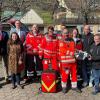 Auf dem Foto (von links): Stellvertretender Kreisbereitschaftsleiter Stefan Müller, Bezirksbereitschaftsleiter Michael Behringer, Kreisgeschäftsführer Thomas Schlott, Landrätin/BRK-Kreisvorsitzende Sabine Sitter, Bürgermeister Stephan Morgenroth, Rainer Heller, Jeannette Fischer, Felix Frank, Stephan Ebert, Rita Morgenroth, Jörg Höhlein, Harald Burk, Helmut Eschenbach, Heiko Schramm.