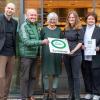 Bei der Übergabe des Partnerschildes (von links): Johannes Metz (Rhön GmbH), Landrat Thomas Habermann, Ute und Johanna Lenhardt (Bäckerei Lenhardt), Katrin Bartik-Langer (Rhön GmbH) und Tobias Birkwald (bayerisches Biosphärenreservat Rhön).