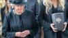 Armin Greins Ehefrau Martha (links)  begleitete die Urne, die später im engsten Familienkreis beigesetzt wird, aus der Kirche. 