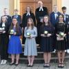 Bereits vor dem Festgottesdienst stellten sich die Jugendlichen zu einem Erinnerungsbild am Seitenportal der Kirche auf. Von links (hintere Reihe): Julian Andritschke, Julian Dellert,  Pfarrerin Martina Posekardt, Pfarrer Martin Popp-Posekardt, Tristan Holzheid und Valentin Freß; vordere Reihe: Lena Fassl, Greta Posekardt, Elisa Vollert, Anna-Lena Vollert, Nele Flachsenberger, Jamie-Juliana Unogu und Vivienne Iherigbo.