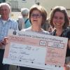 Schecks gab es reichlich für Spendenläuferin Katrin Pöhlmann. Hier überreicht Vizelandrätin und Bürgermeisterin Bettina Bärmann eine Spende von 500 Euro.