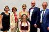 Nach vier Jahren im Amt der Stammheimer Weinprinzessin übergab Laura Ziegler die Krone an ihre Nachfolgerin Angelina Seiler. Mit den beiden freuen sich (von links) die Moderatorin der Krönungsfeier, Michaela Endres, stellvertretende Landrätin Bettina Bärmann, Winzervereinsvorstand Michael Scheller sowie Bürgermeister Horst Herbert.