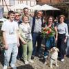 Familie und Freunde nahmen die Spendenläuferin an der Festscheune in Empfang. Familie und Freunde nahmen die Spendenläuferin an der Festscheune in Empfang.