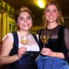 Julia Schmidt (links) trägt jetzt die Krone der Ippesheimer Weinprinzessin. Sie wurde von ihrer Vorgängerin Eva Hassold gekrönt.