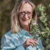 Helga Bröstler genießt ihren Garten gerne mit allen Sinnen. Sie mag den Blütenduft dieser alten Apfelsorte. Helga Bröstler genießt ihren Garten gerne mit allen Sinnen. Sie mag den Blütenduft dieser alten Apfelsorte.