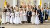 Im Bild: Die Kommunionkinder Ole Brüggemann, Neele Illig, Levi Paul, Leni Schüssler, Fabian Greb, Anna Rützel, Vincent Greb, Elise Büttner, Emma Metz, Helena Halbig, Emilia Tapia Stäblein, Samuel Alsford, Mila Hahn, Jannis Krug, Nele Scheublein, Daniel Kraus, Niklas Härder, Tom Weber, Leon Klein mit Pfarrer Leo Brand.