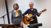 Im Bild: Ute und Dieter Buhl beim Singabend im "Haus für Alle".