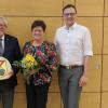 Für seine 40-jährige Tätigkeit als Gemeinderat wurde Gerhard Zösch geehrt. Im Bild von links: Bürgermeister Jörg Kümmel, Gerhard Zösch und seine Ehefrau Roswitha sowie zweiter Bürgermeister und CSU-Ortsvorsitzender Julian Müller. Für seine 40-jährige Tätigkeit als Gemeinderat wurde Gerhard Zösch geehrt. Im Bild von links: Bürgermeister Jörg Kümmel, Gerhard Zösch und seine Ehefrau Roswitha sowie zweiter Bürgermeister und CSU-Ortsvorsitzender Julian Müller.