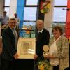 Für sein 49-jähriges Engagement in der Feuerwehr wurde Ehrenkommandant Lothar Mühlfelder (Dritter von links) mit der Bürgermedaille der Gemeinde Sand ausgezeichnet. Es gratulierten (von links) zweiter Bürgermeister Julian Müller, erster Bürgermeister Jörg Kümmel sowie (von rechts) dritte Bürgermeisterin Gabriele Braun und Lothar Mühlfelders Ehefrau Sieglinde.
