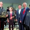 Die Celtis-Stiftung übergab ein neues Waldhorn in die Hände der Schulverantwortlichen. Die Celtis-Stiftung übergab ein neues Waldhorn in die Hände der Schulverantwortlichen.