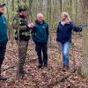 Die Forscher stellen Bürgermeisterin Anette Schmidt das Mittelwaldprojekt vor.