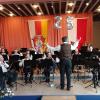 Symphonisches Blasorchester in der vollbesetzen Turnhalle der Grundschule Randersacker.
