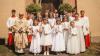 Sieben Mädchen und sechs Buben aus Ginolfs und Oberelsbach feierten gemeinsam in der Pfarrkirche St. Petrus in Weisbach ihre Erstkommunion. Begleitet wurden Sie dabei von Pfarrer Hubert Grütz und Gemeindereferentin Corinna Zipprich.