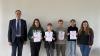 (v.l.n.r.) Schulleiter Achim Höfle zusammen mit den erfolgreichen Forschenden Sofie Renz (6c), Margarete Reen (6c), Yannik Hammer (7a), Doaa Ghanmi (8a) und Lehrerin Karolina König. Nicht auf dem Bild ist Gabriel Schneider (6b).