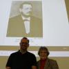 Referent Gerd Walter und Enkelin Adele Hauck unter dem einzigen bekannten Porträtfoto von Bürgermeister Franz Joseph Keßler.