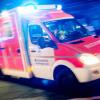 Eine Rettungswagenbesatzung und ein Notarzt (Symbolbild) versorgten den schwer verletzten Radfahrer an der Unfallstelle.