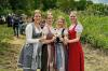 Auch die Weinhoheiten waren bei der Zeilitzheimer Weinbergswanderung zu Pfingsten mit dabei (von links): Pauline Endres (Obervolkach), Alina Graf (Zeilitzheim), Jule Hochrein (Untereisenheim) sowie Julia Krapf (Lindach) an der Raststation Seegrund Richtung Obervolkach.