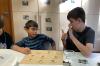 Schülerinnen und Schüler backen gemeinsam Cookies.