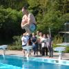 Einige ehrenamtliche Mitarbeiter verfolgen den Sprung zur symbolischen Eröffnung der Saison im Terrassenbad. Einige ehrenamtliche Mitarbeiter verfolgen den Sprung zur symbolischen Eröffnung der Saison im Terrassenbad.
