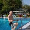 Markt Einersheims Vizebürgermeister Tobias Schramm steigt nach seinem Eröffnungssprung im Terrassenbad aus dem Schwimmbecken. Markt Einersheims Vizebürgermeister Tobias Schramm steigt nach seinem Eröffnungssprung im Terrassenbad aus dem Schwimmbecken.