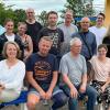 Die neuen Rettungsschwimmer, ausgebildet von Marc Rechenberg (hintere Reihe, Vierter von links), mit Bürgermeisterin Kerstin Deckenbrock (sitzend vorne links), Pro-Waldbad Vorsitzendem Klaus Scheller (Dritter von links sitzend) und Betriebsleiter Georg Holzmann, selbst Rettungsschwimmer, (hinten, Fünfter von links).