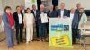 Bei der Übergabe der Auszeichnung "Fairtrade-Landkreis" (vordere Reihe von links) Elisabeth Müller-Förtsch (Weltladen), ILE-Managerin Ulla Schmidt, Karin Gadamer (Sprecherin der Steuergruppe Fairtrade), Fairtrade-Botschafter Manfred Holz, Landrat Wilhelm Schneider und Bürgermeister Michael Ziegler sowie die anwesenden Bürgermeister.